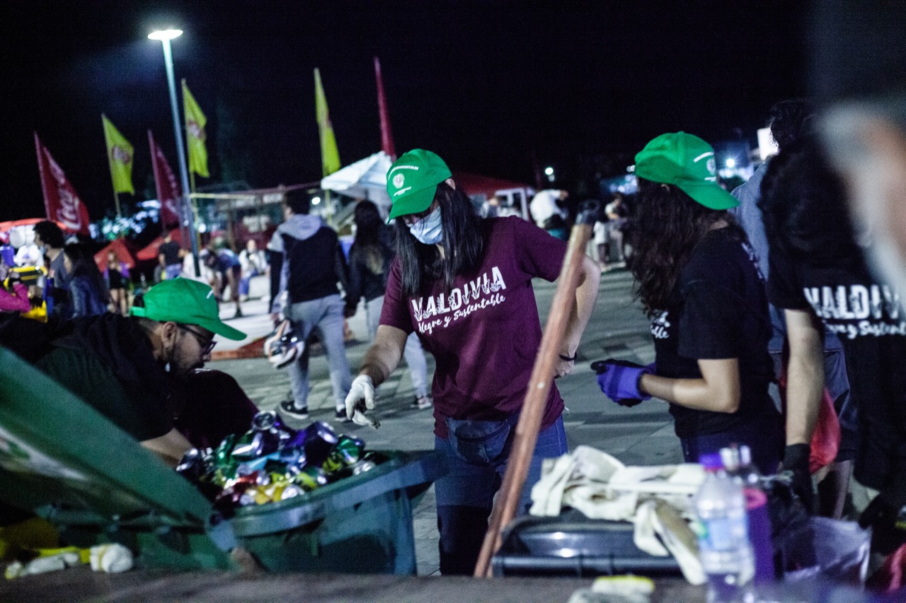 Cerca de 100 kilos de botellas y latas recolectaron cuadrillas de reciclaje en Valdivia, tras primer gran evento musical