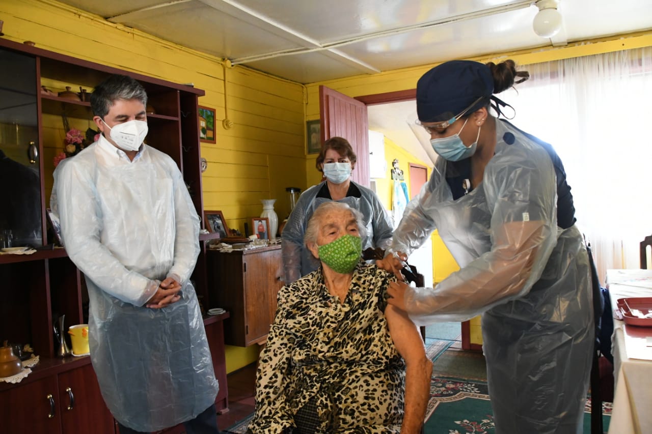 Vecina de 96 años fue la primera en recibir vacuna contra el covid-19 en Valdivia