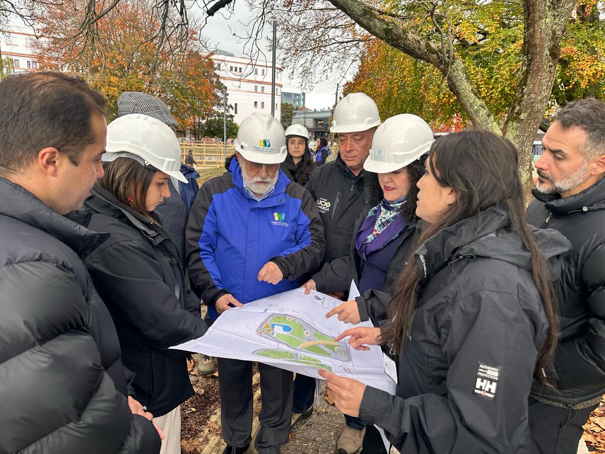Con entrega de terreno dan inicio a etapa final de obras en plazas céntricas de Valdivia